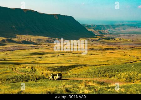 Ein Geländefahrzeug vor Berggrund am Mount Ol Doinyo Lengai in der Ngorongoro Conservation Area in Tansania Stockfoto