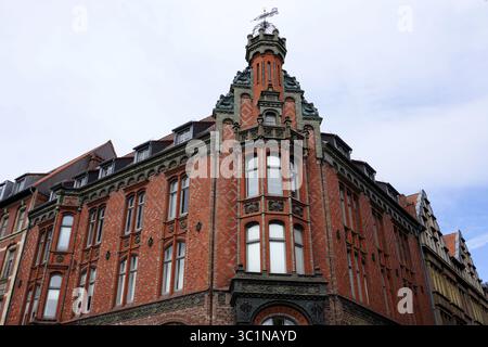 Der Wahrzeichen Turmeingang, Erkerfenster oder Erker und die historische Drogerie des alten Rathauses in der Altstadt von Hannover Stockfoto
