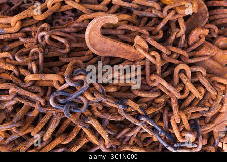 Alte, rostige Ketten zur Nahsicherung schwerer Fracht. Stockfoto