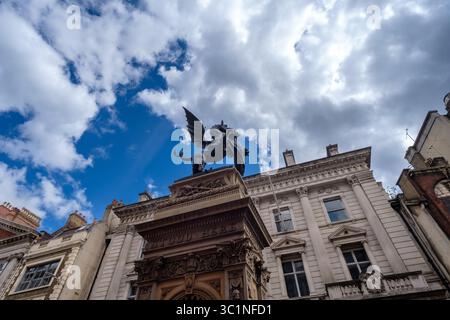 London, UK - 25. Mai 2025 : Blick auf die Temple Bar Dragon Statue in London UK Stockfoto