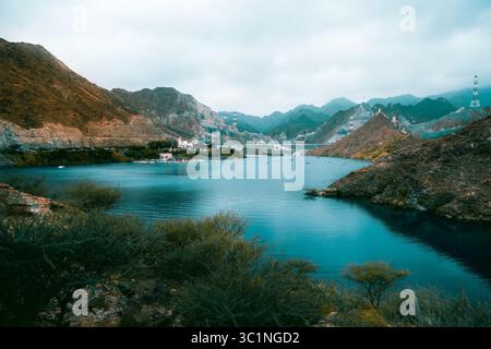 Eine beschauliche Berglandschaft mit ruhigem Wasser reflektierend, Al Raffisah Dam, sharjah, VAE Stockfoto