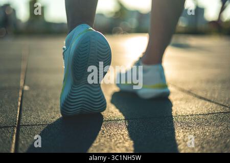 Eine Sportlerin, die Beine dehnt Stockfoto