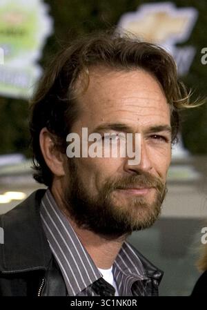4. März 2019: Burbank, Kalifornien, Vereinigte Staaten von Amerika Luke Perry, bekannt für seine Rolle in Beverly Hills, 90210, starb nach einem massiven Schlaganfall. Er war 52. DATEIFOTO: Dienstag, 19. Februar 2008. Schauspieler Luke Perry bei Chevy Rocks The Future auf dem Buena Vista Lot in den Walt Disney Studios in Burbank, Kalifornien. ANTONIO NAVA/PI (Kreditbild: © Prensa Internacional Via ZUMA Wire) Stockfoto