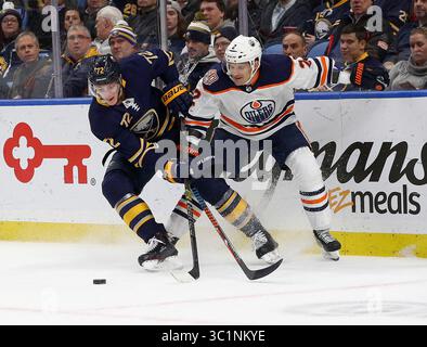 4. März 2019: Buffalo Sabres Right Wing Tage Thompson (72) kämpft im KeyBank Center in Buffalo, N.Y. (Nicholas T. LoVerde/Cal Sport Media) (Credit Image: &Copy; Nicholas T. Loverde/CSM via ZUMA Wire) um einen losen Puck mit Andrej Sekera (2). Stockfoto