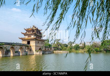 Siebzehn-Loch-Brücke (Double Dragon Bridge) im Jianshui County, China. Während der Qianlong-Periode der Qing-Dynastie wurden Bauarbeiten durchgeführt Stockfoto