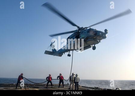 27. Februar 2019: Ostsee: Seeleute, die dem Raketenzerstörer USS zugeteilt wurden, tanken einen MH-60R Seahawk in der Ostsee. (Bild: © US Navy/ZUMA Wire/ZUMAPRESS.com) Stockfoto