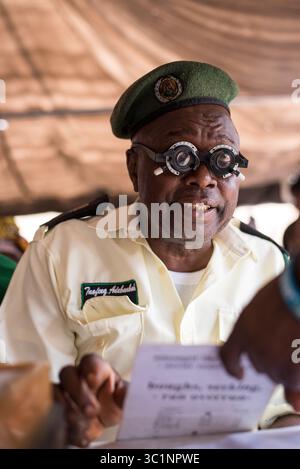 Während einer medizinischen Untersuchung, die vom Vorsitzenden der lokalen Regierung von Lagos organisiert wird, trägt ein Offizier der Sanitäranlage von Lagos eine medizinische Brille, um sie zu testen Stockfoto