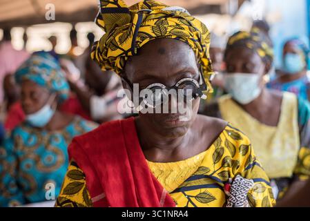 Eine Frau trägt eine medizinische Brille, um ihre Sehkraft während einer medizinischen Untersuchung zu testen, die vom Vorsitzenden der lokalen Regierung von Lagos Island organisiert wird Stockfoto