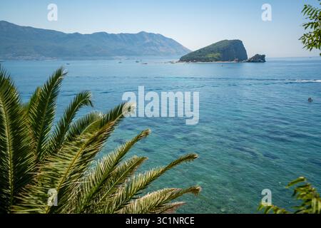 Blick auf das Meer und die Insel Sveti Nikola von der Zitadelle in Budva Montenegro. Küstenlandschaft, Inselpanorama und Blick auf die Adria Stockfoto