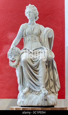 MELPOMENE, Muse der Tragödie, die Musen von Cristina von Schweden, acht Marmorstatuen, Hadrians Villa in Tivoli, Academy Theatre oder Odeon. Hergestellt unter Kaiser Hadrian (um 130 n. Chr.), in zwei römischen Werkstätten, die griechische Modelle aus dem zweiten Jahrhundert v. Chr. reproduzieren, Museo del Prado, Madrid, Spanien. Stockfoto
