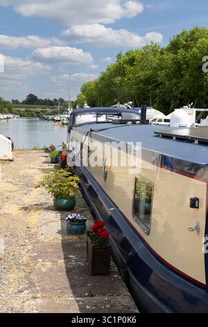 Binnenschiffe, die im Old Arm des Gloucester Sharpness Canal in Sharpness, Gloucestershire, Großbritannien, verankert sind Stockfoto