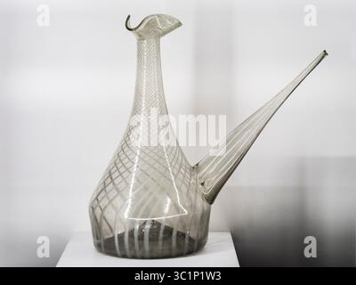 Weinkaraffe (porrón), mundgeblasenes und geformtes Glas mit Milcheinschlüssen, 18. Jahrhundert, anonymer Autor, Museum für Barock von Katalonien, Manresa, Spanien. Stockfoto