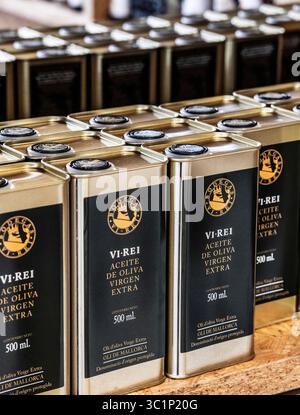 Dosen von mallorquinischem Olivenöl extra vergine, Bodegas VI Rei, Llucmajor, Mallorca, Balearen, Spanien. Stockfoto