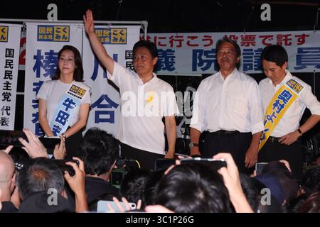 Shimbashi, Tokio, Japan. Juli 2025. Die Oppositionspartei der Demokratischen Partei für den Volksführer Yuichiro Tamaki und der Generalsekretär Kazuya Shimba nehmen am 19. Juli 2025 in Shimbashi, Tokio, Japan, an einer Wahlkampagne zur Unterstützung ihrer Parteikandidaten Mayu Ushida und Yoshihiro Okumura Teil. Die Wahl zum Oberhaus findet am 20. Juli statt. Quelle: Hiroyuki Ozawa/AFLO/Alamy Live News Stockfoto