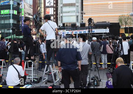 Shimbashi, Tokio, Japan. Juli 2025. Am 19. Juli 2025 versammelten sich die Menschen zu einer Wahlkampagne der Oppositionspartei Japans für das Volk in Shimbashi, Tokio, Japan. Die Wahl zum Oberhaus findet am 20. Juli statt. Quelle: Hiroyuki Ozawa/AFLO/Alamy Live News Stockfoto