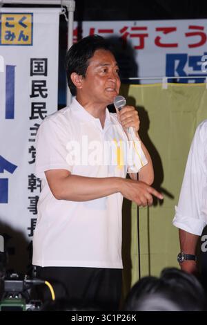 Shimbashi, Tokio, Japan. Juli 2025. Japans oppositionelle Demokratische Partei für den Volksführer Yuichiro Tamaki nimmt am 19. Juli 2025 in Shimbashi, Tokio, Japan, an einer Wahlkampagne zur Unterstützung seiner Parteikandidaten Mayu Ushida und Yoshihiro Okumura Teil. Die Wahl zum Oberhaus findet am 20. Juli statt. Quelle: Hiroyuki Ozawa/AFLO/Alamy Live News Stockfoto