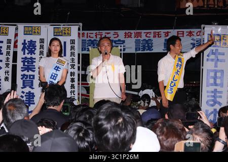 Shimbashi, Tokio, Japan. Juli 2025. Der japanische Oppositionspartei der Demokratischen Volkspartei Takanori Kawai nimmt am 19. Juli 2025 in Shimbashi, Tokio, Japan, an einer Wahlkampagne zur Unterstützung seiner Parteikandidaten Mayu Ushida und Yoshihiro Okumura Teil. Die Wahl zum Oberhaus findet am 20. Juli statt. Quelle: Hiroyuki Ozawa/AFLO/Alamy Live News Stockfoto