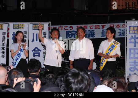 Shimbashi, Tokio, Japan. Juli 2025. Die Oppositionspartei der Demokratischen Partei für den Volksführer Yuichiro Tamaki und der Generalsekretär Kazuya Shimba nehmen am 19. Juli 2025 in Shimbashi, Tokio, Japan, an einer Wahlkampagne zur Unterstützung ihrer Parteikandidaten Mayu Ushida und Yoshihiro Okumura Teil. Die Wahl zum Oberhaus findet am 20. Juli statt. Quelle: Hiroyuki Ozawa/AFLO/Alamy Live News Stockfoto
