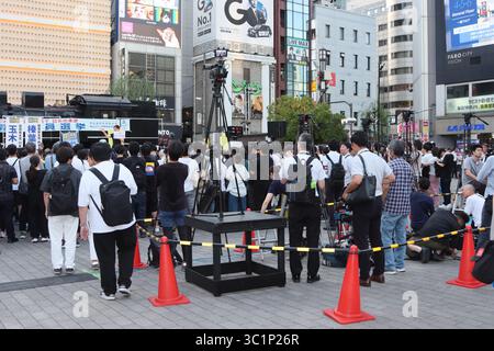 Shimbashi, Tokio, Japan. Juli 2025. Am 19. Juli 2025 versammelten sich die Menschen zu einer Wahlkampagne der Oppositionspartei Japans für das Volk in Shimbashi, Tokio, Japan. Die Wahl zum Oberhaus findet am 20. Juli statt. Quelle: Hiroyuki Ozawa/AFLO/Alamy Live News Stockfoto