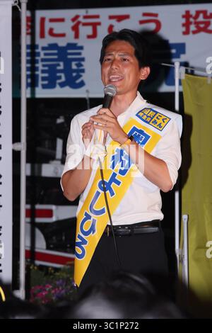 Shimbashi, Tokio, Japan. Juli 2025. Japans oppositioneller Kandidat der Demokratischen Partei für das Volk Yoshihiro Okumura nimmt am 19. Juli 2025 in Shimbashi, Tokio, Japan, Teil. Die Wahl zum Oberhaus findet am 20. Juli statt. Quelle: Hiroyuki Ozawa/AFLO/Alamy Live News Stockfoto