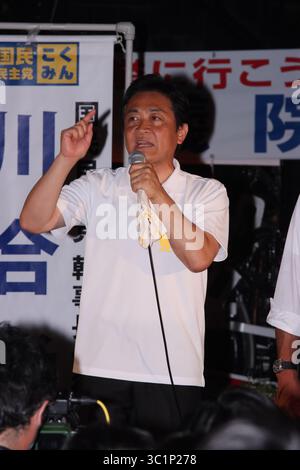 Shimbashi, Tokio, Japan. Juli 2025. Japans oppositionelle Demokratische Partei für den Volksführer Yuichiro Tamaki nimmt am 19. Juli 2025 in Shimbashi, Tokio, Japan, an einer Wahlkampagne zur Unterstützung seiner Parteikandidaten Mayu Ushida und Yoshihiro Okumura Teil. Die Wahl zum Oberhaus findet am 20. Juli statt. Quelle: Hiroyuki Ozawa/AFLO/Alamy Live News Stockfoto