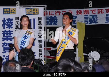 Shimbashi, Tokio, Japan. Juli 2025. Die Kandidaten Mayu Ushida und Yoshihiro Okumura nehmen am 19. Juli 2025 in Shimbashi, Tokio, Japan, Teil. Die Wahl zum Oberhaus findet am 20. Juli statt. Quelle: Hiroyuki Ozawa/AFLO/Alamy Live News Stockfoto
