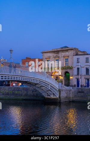 Die Ha'Penny Bridge in der Abenddämmerung, Dublin, Irland, Europa Stockfoto
