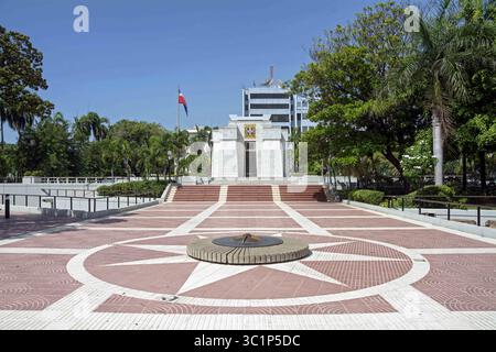 19. September 2015 – Santo Domingo, RepÃºblica Dominicana – der Altar des Dominikanischen Vaterlandes ist ein nüchternes Mausoleum, in dem die Überreste der drei Väter des Landes ruhen: Juan Pablo Duarte, Francisco del Rosario SÃnchez und RamÃ³n MatÃ­as Mella. Es befindet sich innerhalb des Unabhängigkeitsparks und ist durch eine Straße mit der Puerta del Conde verbunden (Ort, an dem die Unabhängigkeit der Dominikaner verkündet wurde). (Kreditbild: © Jimmy Villalta/VW Pics via ZUMA Wire) Stockfoto