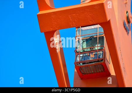 2. März 2019: Santa Rita, Guam, Boatswain Mate 3rd Class Robbie Crisp, dem Navy Cargo Handling Battalion (NCHB) 1, Detachment Guam, betreibt einen Kran an Bord des militärischen Sealift Command Air Force Container Ship, Captain David I. Lyon (T-AK 5362). NCHB-1, Detachment Guam, dem Kommandanten der Task Force 75 zugewiesen, ist das einzige Bataillon der Marine im aktiven Dienst. Sie sind eine schnell einsatzfähige Einheit des Navy Expeditionary Combat Command, die Schiffe und Flugzeuge unter allen klimatischen Bedingungen und unter bedrohlichen Bedingungen laden und entladen kann. (Bild: © US Navy/ZUMA Wire/ZUMAPRESS.com) Stockfoto