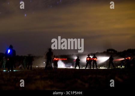 26. Februar 2019 - Troia, Portugal - US-Marines mit Special Purpose Marine Air-Ground Task Force-Krisenreaktion Afrika 19.1, Marine Forces Europe and Africa, führen einen Scheinkommandanangriff während einer Trainingsveranstaltung mit portugiesischen Marines in Troia, Portugal, am 26. Februar 2019 durch. SPMAGTF-CR-AF ist eine Rotationstruppe, die in Europa und Afrika eingesetzt wird, um Krisenreaktion und Theatersicherheitsoperationen durchzuführen. (Kreditbild: © US Marines/ZUMA Wire/ZUMAPRESS.com) Stockfoto