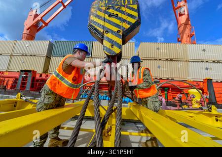 2. März 2019: Santa Rita, Guam, Seamann Anthony Cox, dem Navy Cargo Handling Battalion (NCHB) 1, Detachment Guam, wird an einem Kran am Kilo Pier auf der Marinebasis Guam befestigt. NCHB-1, Detachment Guam, dem Kommandeur der Task Force 75 zugewiesen, ist das einzige Bataillon der Navyâ. Sie sind eine schnell einsatzfähige Einheit des Navy Expeditionary Combat Command, die Schiffe und Flugzeuge unter allen klimatischen Bedingungen und unter bedrohlichen Bedingungen laden und entladen kann. (Bild: © US Navy/ZUMA Wire/ZUMAPRESS.com) Stockfoto