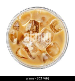 Ansicht von oben auf Eiskaffee mit Milch in Einweg-Plastikbecher isoliert auf weißem Hintergrund Stockfoto
