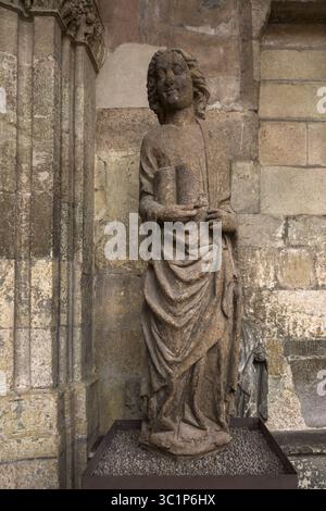 Antike Steinstatue des heiligen Matthäus mit einem Buch am Eingang der Kathedrale Stockfoto
