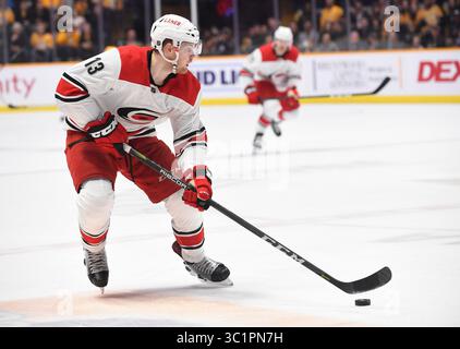 Am 9. März 2019 verließen die Carolina Hurricanes Warren Foegele (13) in der zweiten Phase zwischen den Carolina Hurricanes und den Nashville Predators in der Bridgestone Arena in Nashville Tennessee. (Pflichtfoto: Steve Roberts/CSM)(Credit Image: &Copy; Steve Roberts/Cal Sport Media/CSM via ZUMA Wire) Stockfoto