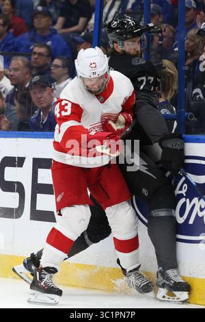 9. März 2019: Das Detroit Red Wings Center Darren Helm (43) schiebt den Tampa Bay Lightning-Verteidiger Victor Hedman (77) in die Bretter während des NHL-Spiels zwischen den Detroit Red Wings und den Tampa Bay Lightning in der Amalie Arena in Tampa, Florida. Andrew J. Kramer/Cal Sport Media (Kreditbild: &Copy; Andrew J. Kramer/CSM via ZUMA Wire) Stockfoto