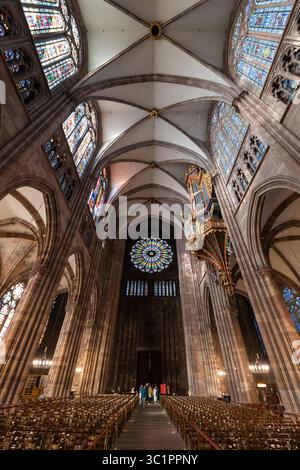 Straßburger Kathedrale de Notre-Dame in Straßburg, Frankreich. Blick auf die Narthex mit Rosenfenster, großer Orgel und geripptem Gewölbe Stockfoto