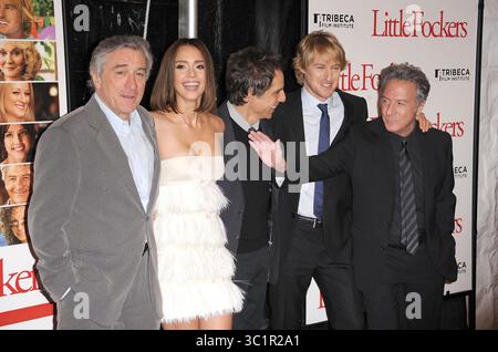 Ben Stiller, Jessica Alba, Robert de Niro, Owen Wilson und Dustin Hoffman bei der „Little Fockers“-Premiere in New York City am 15. Dezember 2010 Stockfoto