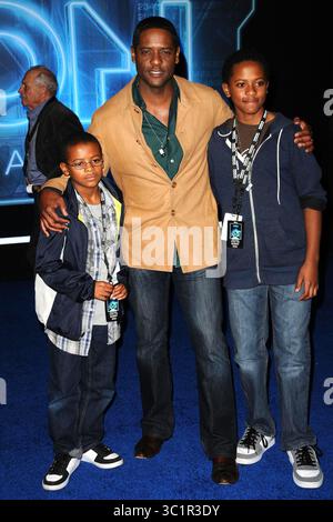 Blair Underwood und seine Kinder bei der „Tron“-Premiere im EL Capitan Theater in Los Angeles am 11. Dezember 2010 Stockfoto