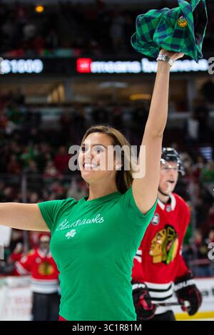 11. März 2019: Ein Mitglied der Blackhawks Ice Crew sammelt Hüte aus dem Eis, nachdem Brendan Perlini beim National Hockey League Spiel zwischen den Chicago Blackhawks und den Arizona Coyotes im United Center in Chicago, IL, ein Hattrick-Tor erreicht hatte. Mike Wulf/CSM(Kreditbild: &Copy; Mike Wulf/CSM via ZUMA Wire) Stockfoto