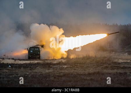 7. März 2019 - Adazi-Trainingsgebiet, Lettland - US-Marines mit Fuchsbatterie, 2. Bataillon, 14. Marine-Regiment, 4. Marine-Division, starten Raketen aus einem High Mobility Artillery-Raketensystem während eines Live-Feuertrainings im Adazi-Trainingsbereich zur Unterstützung der Übung Dynamic Front 19. Übung Dynamic Front 19 umfasst etwa 3.200 Mitglieder aus 27 Nationen, die aus dem Grafenwoehr Training Area (Deutschland), Riga (Lettland) und Torun, Polen; vom 2. bis 9. März 2019. Dynamic Front ist eine jährlich stattfindende Übung der US Army Europe, die sich auf die Bereitschaft und Interoperabilität konzentriert Stockfoto