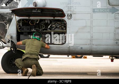 11. März 2019 - Okinawa, Okinawa, Japan - Ein Marine mit mittlerer Tiltrotor-Geschwader 262 (verstärkt) führt am 11. März 2019 die Wartung eines CH-53E Super Hallion Hubschraubers vor dem Geschwader-Hangar auf der Marine Corps Air Station Futenma, Okinawa, Japan durch. VMM-262 (rein.) Ist das Luftkampfelement für die 31. Marine Expeditionary Unit. Marines mit der 31. MEU führen simulierte EABO in einer Reihe dynamischer Trainingsveranstaltungen durch, um ihre Fähigkeit zu verbessern, eine Vielzahl von Missionen zu planen, zu Proben und durchzuführen. Während der EABO arbeitete die 31. MEU mit der 3rd Marine Division, 3rd Marine zusammen Stockfoto