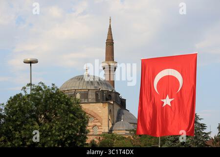 Die Serafeddin-Moschee wurde im 17. Jahrhundert während der osmanischen Zeit erbaut. Blick auf die Kuppel und das Minarett der Moschee mit der türkischen Flagge. Stockfoto