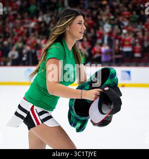 11. März 2019: Ein Mitglied der Blackhawks Ice Crew sammelt Hüte aus dem Eis, nachdem Brendan Perlini beim National Hockey League Spiel zwischen den Chicago Blackhawks und den Arizona Coyotes im United Center in Chicago, IL, ein Hattrick-Tor erreicht hatte. Mike Wulf/CSM(Kreditbild: &Copy; Mike Wulf/CSM via ZUMA Wire) Stockfoto