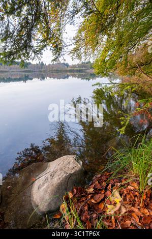 Château-du-Loir See im Herbst von La Ronde Viewpoint, Jura (39), Frankreich Stockfoto