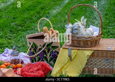 Charlotte, NC, USA. Oktober 2024. Ein lebhaftes Herbstpicknick bietet farbenfrohe Kürbisse, Äpfel, Wurstwaren, frisches Brot, Käse, und warme Getränke. Umgeben von goldenen Blättern und gemütlichen Decken in der frischen Herbstluft. (Kreditbild: © Walter G. Arce Sr./ASP via ZUMA Press Wire) NUR REDAKTIONELLE VERWENDUNG! Nicht für kommerzielle ZWECKE! Stockfoto