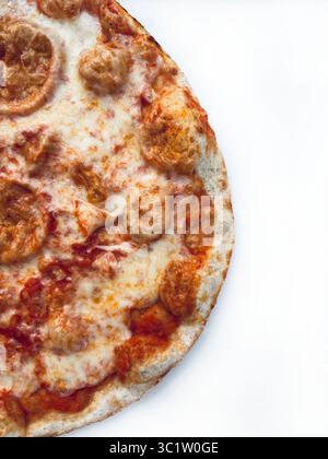 Gefrorene Pizza im Ofen mit Tomatensoße und Mozzarella-Käse, direkt aus dem Ofen, fertig zum Verzehr. Direkt darüber. Stockfoto