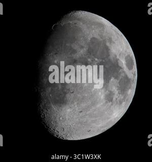 16. März 2019 - Chantilly, Virginia, USA - dieses zusammengesetzte Bild aus fünf Bildern zeigt die Internationale Raumstation mit einer sechsköpfigen Besatzung an Bord, wie sie am Samstag, 16. März 2019 von Chantilly, Va. Den Mond mit etwa fünf Meilen pro Sekunde durchquert An Bord sind der Kommandeur der Expedition 59 Oleg Kononenko und Alexey Ovchinin aus Roscosmos, Anne McClain, Nick Hague und Christina Koch von der NASA sowie David Saint-Jacques von der Canadian Space Agency (CSA). (Bild: © Joel Kowsky/NASA via ZUMA Wire/ZUMAPRESS.com) Stockfoto