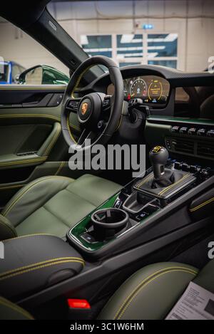 Innenraum des Porsche 911 GT3 Touring mit Sitzen in grünem Leder Stockfoto
