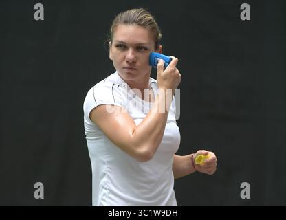 20. März 2019 - Miami Gardens, Florida, Vereinigte Staaten von Amerika - MIAMI GARDENS, FLORIDA - 20. MÄRZ: Simona Halep wendet während der Miami Open Day 3 Sonnencreme an. Simona Halep ist eine rumänische Tennisspielerin. Die Women's Tennis Association belegte ihre Weltspitze in Singles bei zwei verschiedenen Gelegenheiten zwischen 2017 und 2019. Am 9. Oktober 2017 erreichte sie zum ersten Mal die Nummer 1. Zum zweiten Mal hielt sie das Ranking 48 Wochen in Folge. Präsentiert von Itau im Hard Rock Stadium am 20. März 2019 in Miami Gardens, Florida. Menschen: Simona Halep. (Kreditbild: © SMG über Z Stockfoto