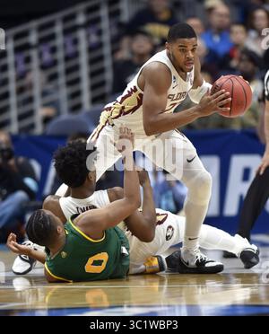 21. März 2019 – Hartford, Connecticut, USA – der Garde der Florida State Seminoles M.J. WALKER (23) tribbelt in einem NCAA-Turnierspiel im XL Center Donnerstag über den Gardisten der Florida State Seminoles TERANCE MANN (14) und Vermont Catamounts (0). (Bild: © Brad Horrigan/Hartford Courant/TNS via ZUMA Wire) Stockfoto